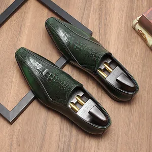 Vista superior de zapatos de vestir para hombre en cuero verde con cocodrilo