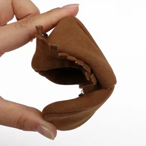 Flexible braune Baby-Lauflernschuhe aus Wildleder mit dekorativen Fransen-Details