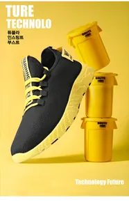 Primo piano di sneaker casual nera traspirante con suola gialla su sfondo giallo brillante