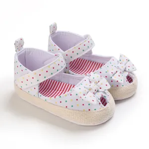 Witte baby wandelschoenen met kleurrijke stippen en een schattige strik zachte zool