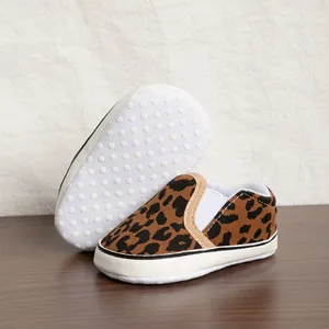 Vista dettagliata delle scarpe primi passi per neonati con stampa leopardata e suola morbida