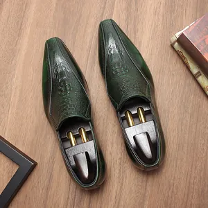 Vista superior de mocasines para hombre en cuero verde con textura de cocodrilo grabada