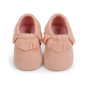 Detailansicht rosa Baby-Mokassins mit weicher Sohle und eleganten Fransenverzierungen