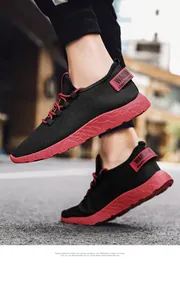 Scarpe sportive da uomo traspiranti nere e rosse per passeggiate estive all'aperto