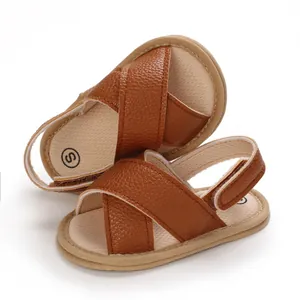 Primer plano de sandalias marrones para bebé con suelas suaves