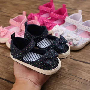 Zachte baby zomersandalen met donkerblauw stippenpatroon en een leuk strikdetail
