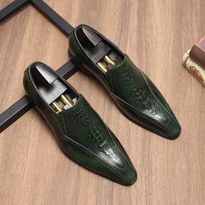 Mocasines de hombre en piel verde oscuro brillante con relieve de coco y punta afilada