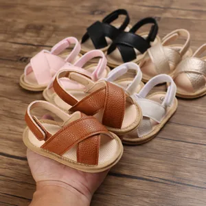 Primer plano de sandalias de aprendizaje para bebé en cuero sintético marrón con velcro y suela