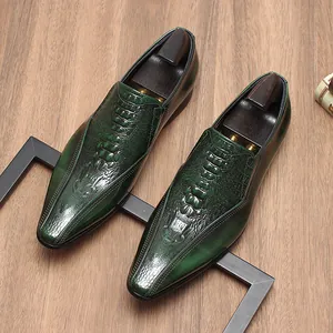 Vista detallada de los mocasines de cuero verde estilo británico con grabado de cocodrilo