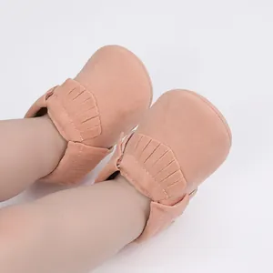 Nahaufnahme von rosa Weichsohlen-Fransenmoccasins für neugeborene Baby Mädchen Schuhe.