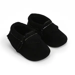 Detailansicht weicher schwarzer Wildleder-Babyschuhe mit stilvollen Fransen-Akzenten