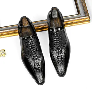 Elegantes zapatos de vestir para hombre en charol negro con textura de cocodrilo.