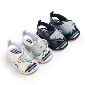 Detailansicht von süßen Hai-Sandalen für Babys in den Farben Weiß und Marineblau
