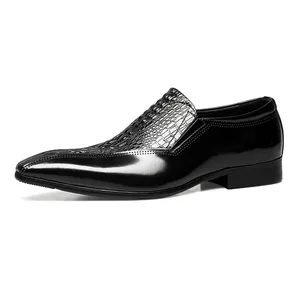 Zapatos de vestir para hombre en cuero negro con textura de cocodrilo y punta fina