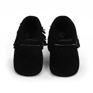 Weiche schwarze Baby-Lauflernschuhe aus Wildleder mit Fransen und Ziernähten