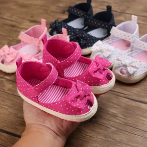 Gedetailleerde weergave van kleurrijke gestippelde zachte baby sandalen voor zomer