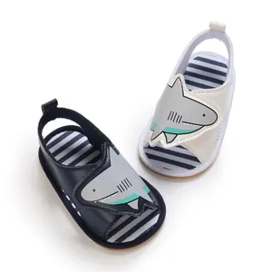 Detailansicht von Baby-Lauflern-Sandalen mit Hai-Motiv, weicher Sohle und Streifen