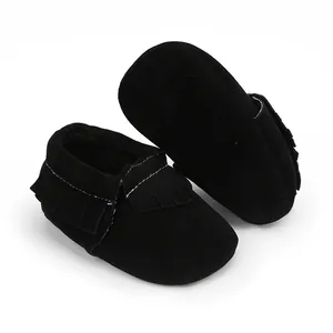 Detailansicht der schwarzen Wildleder-Babyschuhe mit eleganten Fransenverzierungen