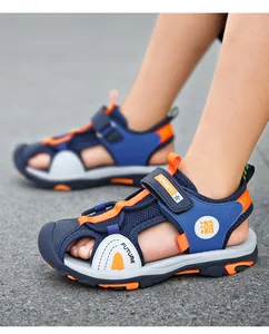 Nahaufnahme von atmungsaktiven blauen und orangefarbenen geschlossenen Kindersandalen