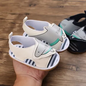 Detailansicht der Baby-Hai-Sandalen mit weicher, atmungsaktiver Sohle und Streifen