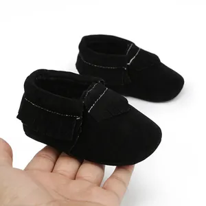 Weiche schwarze Wildleder-Babyschuhe mit Fransen für Neugeborene und Babys