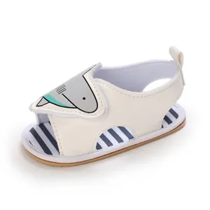 Detailansicht der weißen Baby-Sandalen mit Hai-Motiv, weicher Sohle und Streifenmuster.