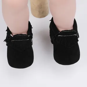 Hochwertige Detailansicht schwarzer Wildleder-Babyschuhe mit Fransen und weißen Nähten