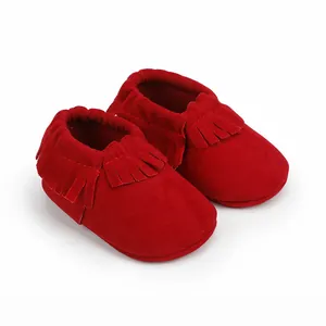 Detailaufnahme der roten Baby-Mokassins mit weichen Fransen und elastischem Bund