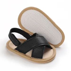 Sandalias de bebé negras con suela blanda, correas cruzadas y diseño antideslizante