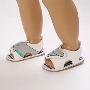 Detailansicht der Baby-Hai-Sandalen mit weichen Sohlen an Puppenfüßen für Säuglinge