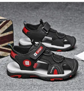Detailansicht atmungsaktive schwarze Kindersandalen mit roten Akzenten und geschlossener Zehe