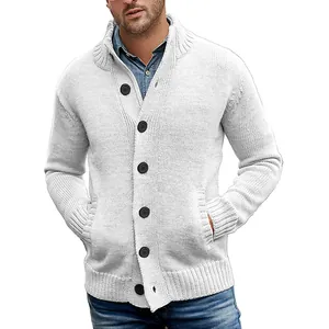 Detailansicht der weißen Herren-Strickjacke mit Einreiher-Knopfleiste