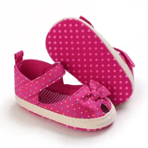 Schattige roze babysandalen met stippen, een decoratieve strik en zachte flexibele zool