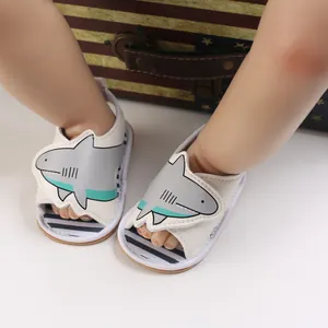 Detailansicht weicher Baby-Sandalen mit einem niedlichen grauen Hai-Cartoon-Design