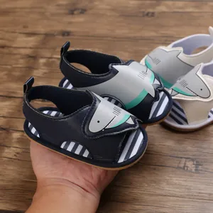 Detailansicht atmungsaktiver Baby-Lauflernschuhe mit Hai-Motiv und sehr weicher Sohle