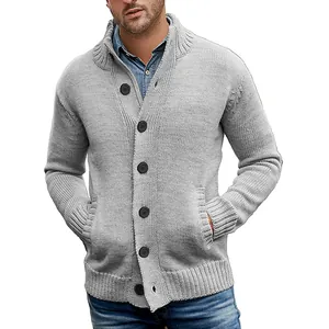 Grauer Herren-Strickcardigan mit klassischen Knöpfen und Stehkragen für den Winter