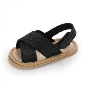 Primer plano de sandalias transpirables para bebé con correas cruzadas y suela blanda