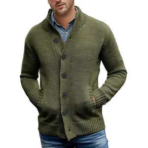 Nahaufnahme der Textur des olivgrünen Herren-Strickcardigans mit groben Maschen