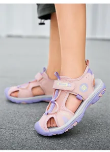 Detailansicht der atmungsaktiven, geschlossenen Kinder-Sandalen in Pink und Lila