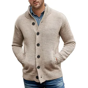 Detailansicht eines beigen Herren-Strickcardigans mit schwarzen Knöpfen und Rippstruktur.