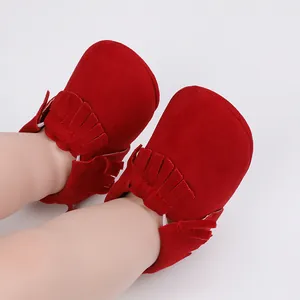 Detailansicht rote Baby-Mokassins mit Fransen, weiche Krabbelschuhe für Neugeborene