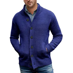 Detail der blauen Strickjacke für Herren mit Knöpfen und Taschen für Herbst und Winter