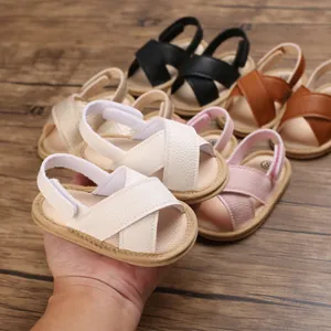 Vista detallada de sandalias transpirables para bebés con suelas blandas y diseño cruzado