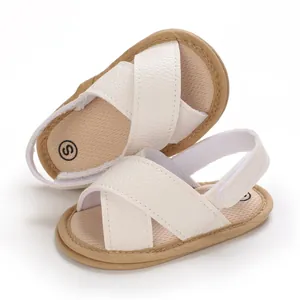 Sandalias de paseo para bebé en blanco crema con correas cruzadas y suelas blandas