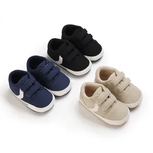 Detalle de zapatillas de suela blanda para bebé en negro, azul marino y beige, 0-1 año