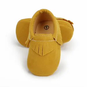 Gelbe Baby-Mokassins für Mädchen mit Fransen und weicher Sohle für Neugeborene.