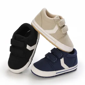 Vista detallada de zapatos de aprendizaje para bebé en negro, beige y azul marino