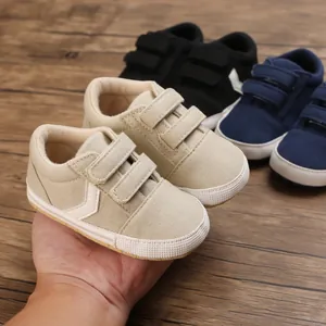 Vista detallada de zapatos de lona beige para bebé con correas dobles de velcro suave