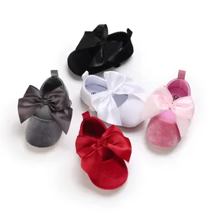 Vue détaillée de chaussures en velours pour bébé en cinq couleurs avec gros nœuds en satin