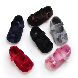 Sechs Paare bunte Samt-Babyschuhe im Mary-Jane-Stil mit niedlichen Schleifen und Softsohle